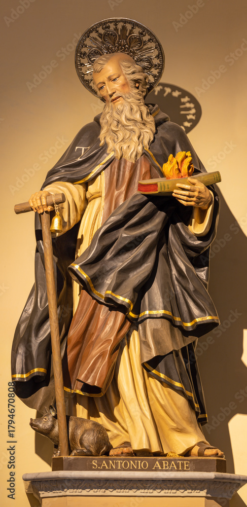 Obraz premium CAVA DE TIRRENI, ITALY - OCTOBER 7, 2025:The carved polychrome statue of St. Anthony the Abbot in the church Chiesa di San Francesco probably by unknown artist.