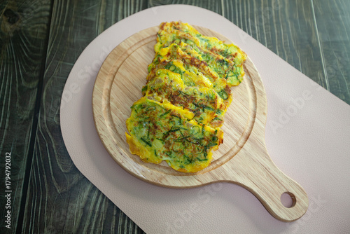 도마접시에 올려진 한국전통음식 육전