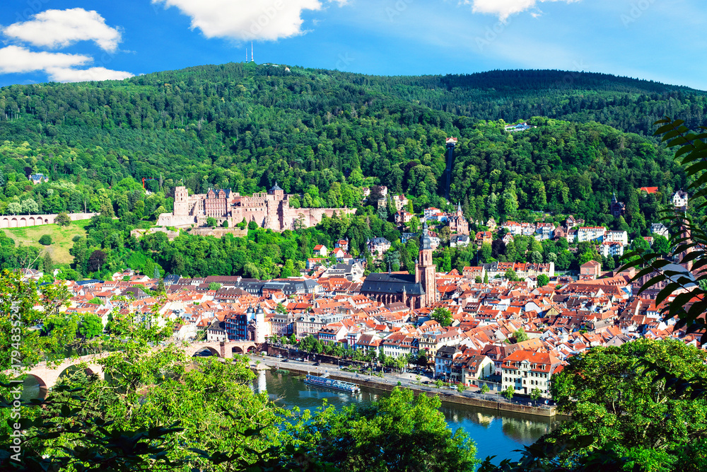 Obraz premium Heidelberg is a historic university city in southwestern Germany. Its centerpiece is Heidelberg Castle, a striking mix of Gothic and Renaissance architecture overlooking the old town.