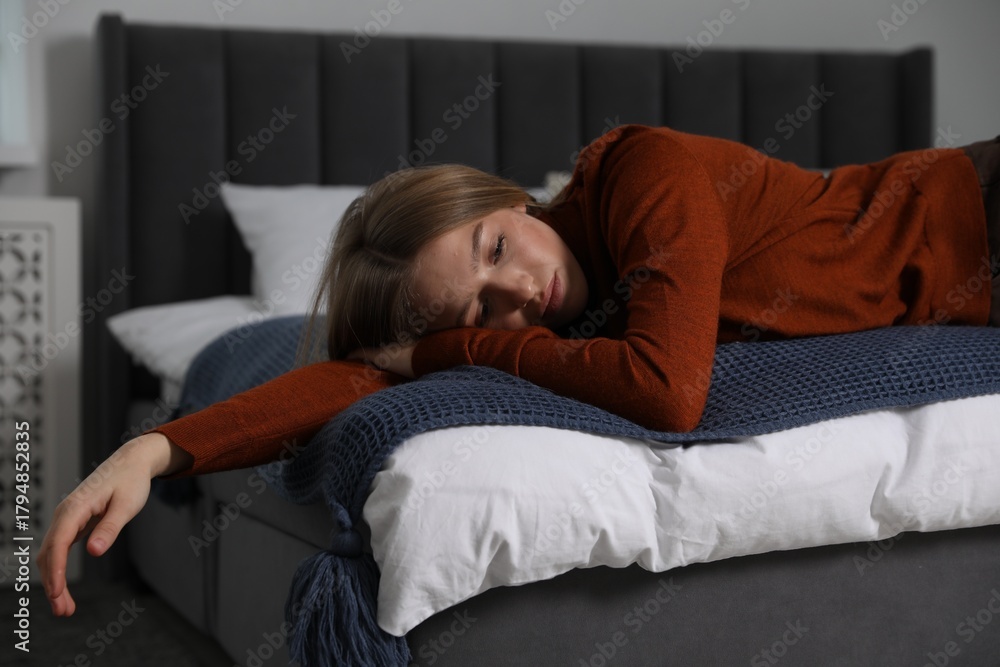Obraz premium Depressed teenage girl on bed at home