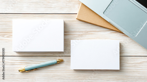 Minimalistische, helle Branding-Szenen mit klaren Mockups für Visitenkarten, Briefpapier, Umschläge und Papierformate. Neutrale Materialien, weiches Licht und saubere Kompositionen