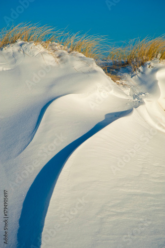 Schneeverwehung am Sylter Strand, Deutschland, Europa; Schnee, Wind; Strandhafer; blauer Himmel; Kälte; Winter,