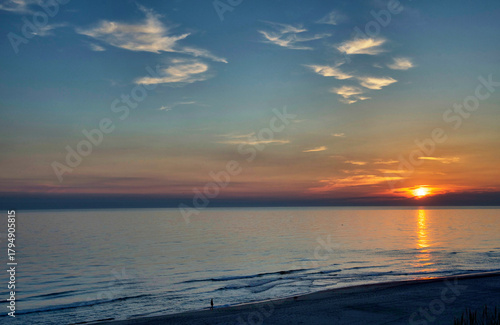 Abendstimmung mit Spaziergänger an der Nordsee