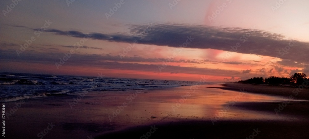 Obraz premium sunset over the beach