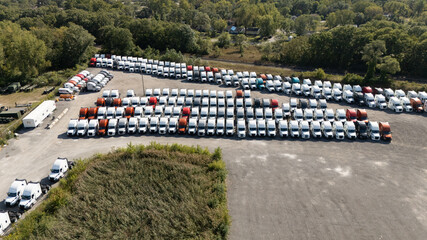Fotobehang Voertuigen Vrachtwagens netjes geparkeerd onder heldere hemel  © Midea 