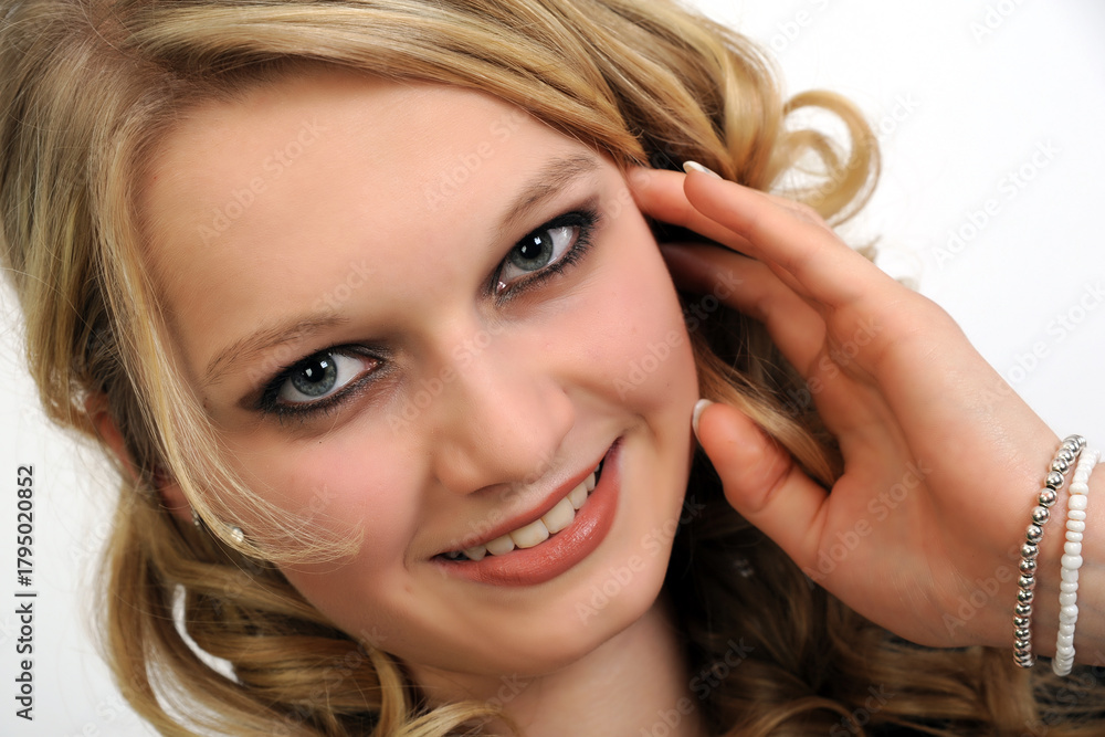 Naklejka premium schönheit, haar, jung, model, blonde, locken, haare, teenager, makeup, styling, make-up, emotional, zähne, portrait, laut, schrei, schreined, brüllen, frau, blond, leitbild, gesicht, gestalten, glamou