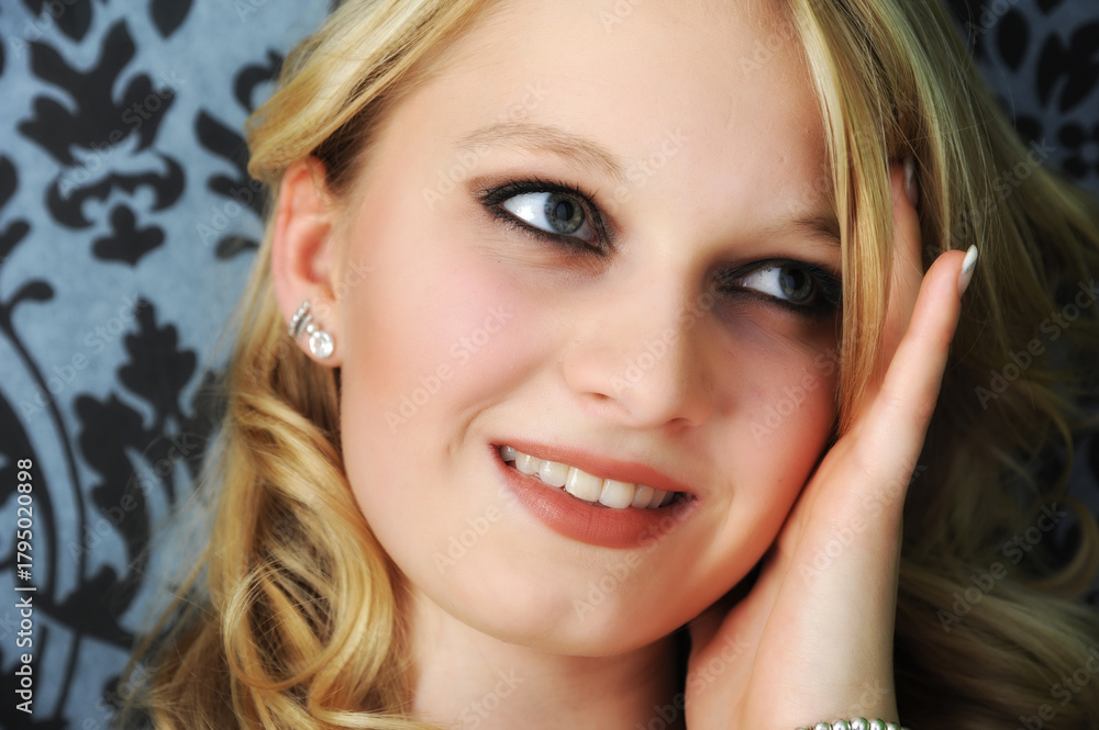 Naklejka premium schönheit, haar, jung, model, blonde, locken, haare, teenager, makeup, styling, make-up, emotional, zähne, portrait, laut, schrei, schreined, brüllen, frau, blond, leitbild, gesicht, gestalten, glamou