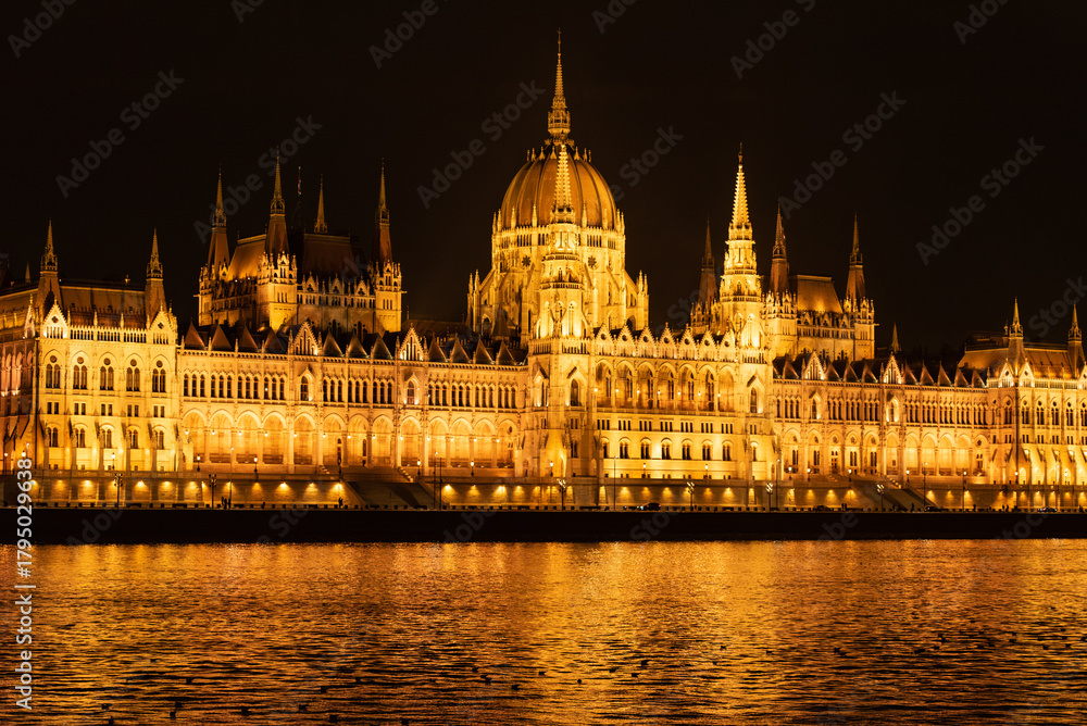 Fototapeta premium Hungarian Parliament Building illuminated at night in Budapest, Hungary