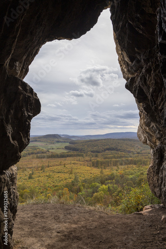 Höhle in den Bergen