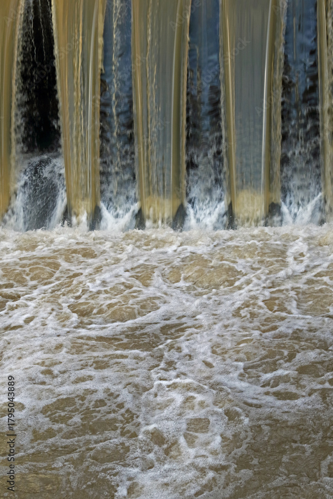 Fototapeta premium Staustufe bei Hochwasser