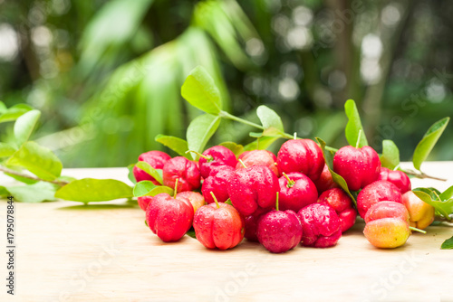 Foto acerola cherry on wood top table