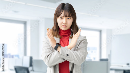 手でバツのポーズをする女性・ビジネスウーマン