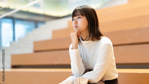 Schilderij op canvas 考えごとをする若い女性・ビジネスウーマン