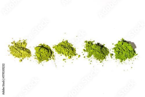 Cuadro en lienzo Matcha-Pulver auf weißem Hintergunrd