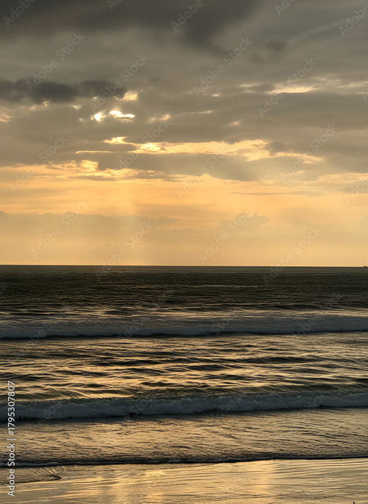 Obraz premium Golden Waves at Twilight