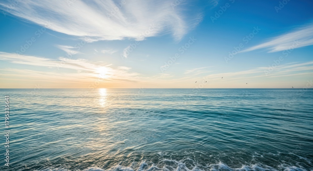 Obraz premium Tranquil Ocean Sunset with Wispy Clouds and Horizon View