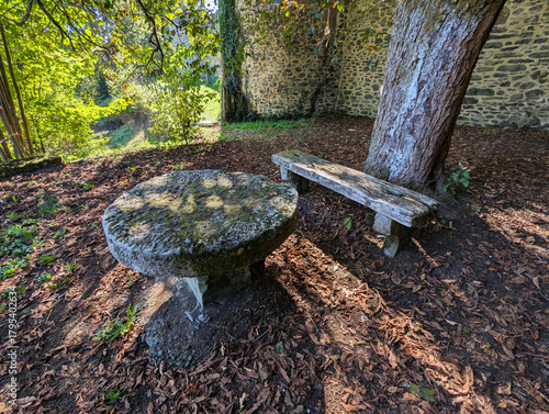 Rastplatz, Alter Tisch, Steintisch, Wald, Holzbank