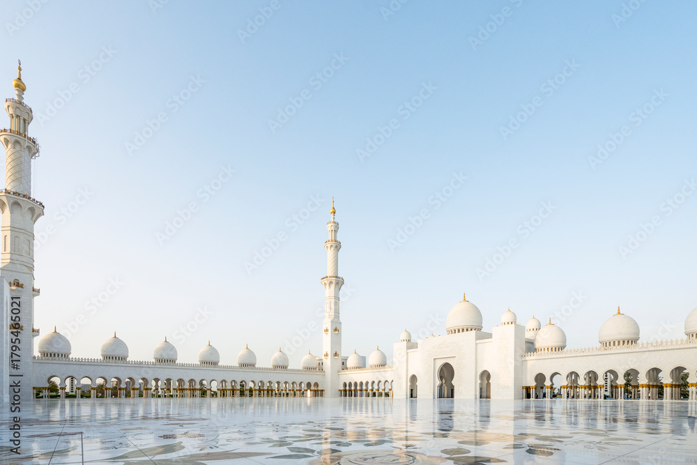Fototapeta premium The majestic Sheikh Zayed Grand Mosque in Abu Dhabi, United Arab Emirates