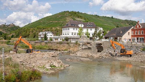 Abriß der Nepomuk Brücke in Rech im Juli 2023 nach der Flut 