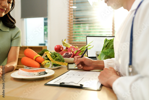 Canvas Print Dietician, male nutrition specialist consulting woman, developing healthy diet, dietary program