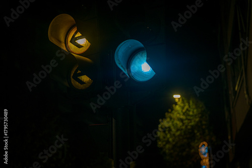 Semáforo verde y ámbar, Green and amber traffic light, Grüne und bernsteinfarbene Ampel, 緑と琥珀の信号, Feu de circulation vert et ambre, Semáforo verde e âmbar, 绿灯和琥珀灯