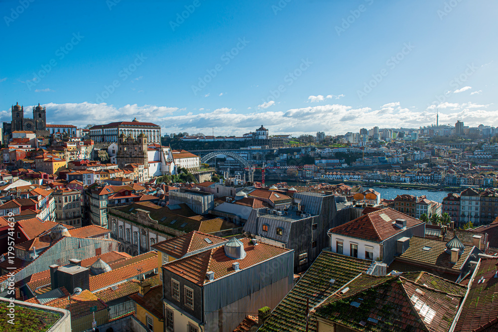 Fototapeta premium panoramica Oporto, detalles de la ciudad en Navidad 2025, Porto city details at Christmas 2025, Porto Stadtansichten Weihnachten 2025, ポルト市クリスマスの詳細 2025, Détails de la ville de Porto à Noël 2025, Port