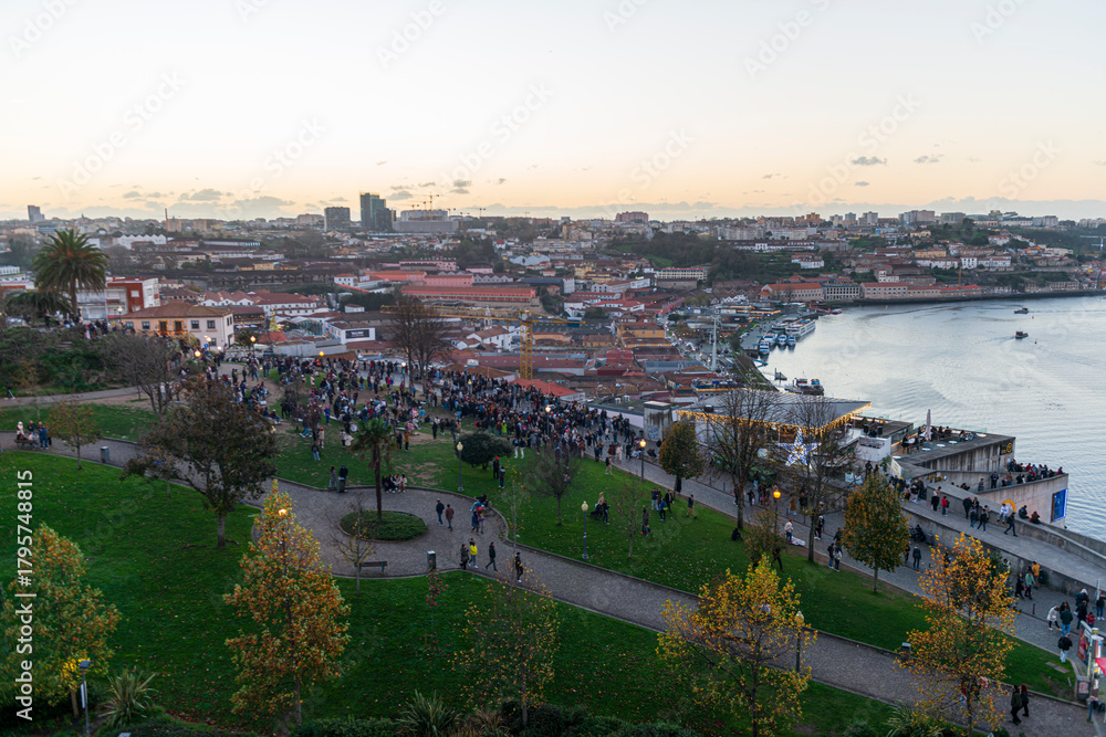 Fototapeta premium Atardecer en Oporto con vistas panorámicas de la ciudad y el río 2026, Sunset in Porto panoramic city and river views 2026, Panoramischer Sonnenuntergang über Porto und dem Fluss 2026, 2026年 ポルトの街と川のパ
