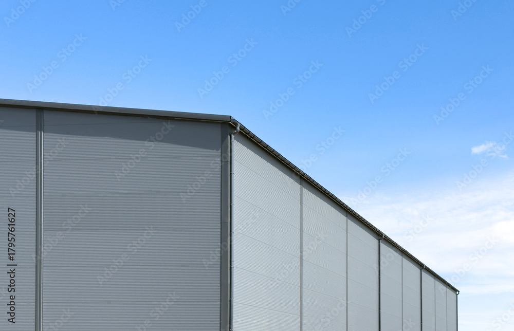 Obraz premium Gray sandwich-panel warehouse facade with gutter