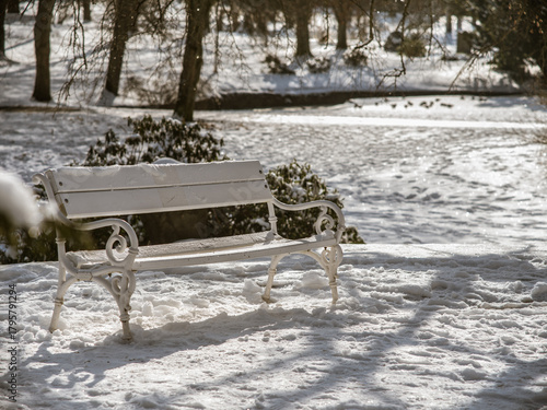 weiße Bank im Winter
