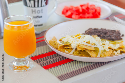 Desayuno Chilaquiles Verdes, Acompañado por Jugo de Naranja y Sandía