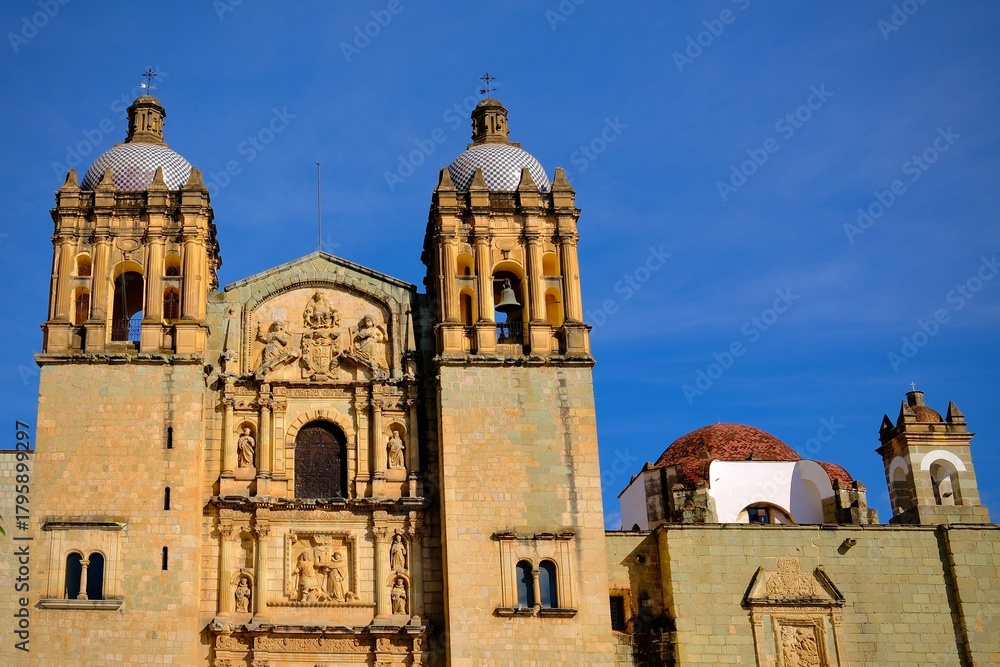 Fototapeta premium Santo Domingo Church Facade Against Blue Sky (Oaxaca de Juarez, Mexico)