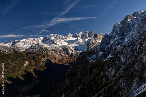 Blick auf das schneebedeckte Dachsteingebirge und den Gosaukamm, Gosau, Oberösterreich, Salzkammergut, Österreich. 29.10.2025 