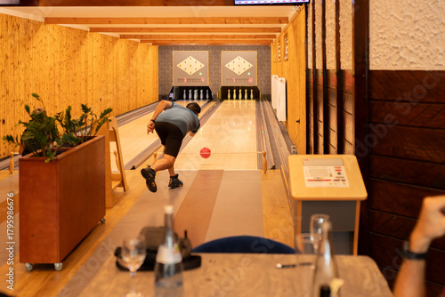 Junge Älterer Mann beim Kegeln, Freizeitspaß mit Freunden