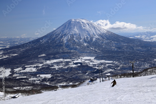 真冬の青空にそびえる羊蹄山