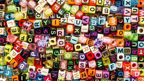 Foto Overhead view of a vibrant, chaotic pile of assorted alphabet letter beads for crafting jewelry