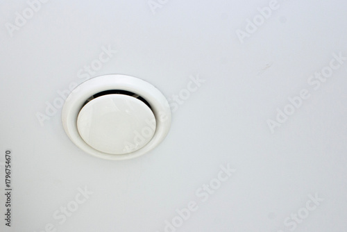 Ceiling diffuser in the exhaust system and galvanized air ducts ensuring good air quality