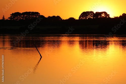 Sunset sur la ria d'Etel à proximité de l'îlot Saint-Cado, commune de Belz (Bretagne, Morbihan, France)