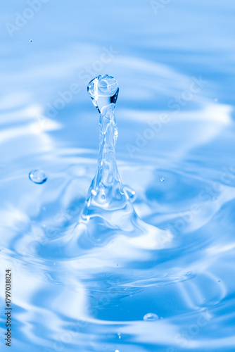 美しい水滴のアクションショット