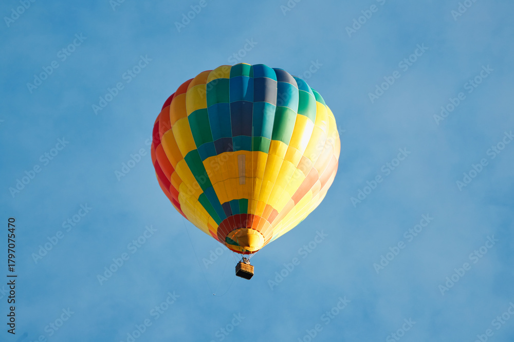 Obraz premium Balon leci z pasażerami kolorowy piękny na tle nieba