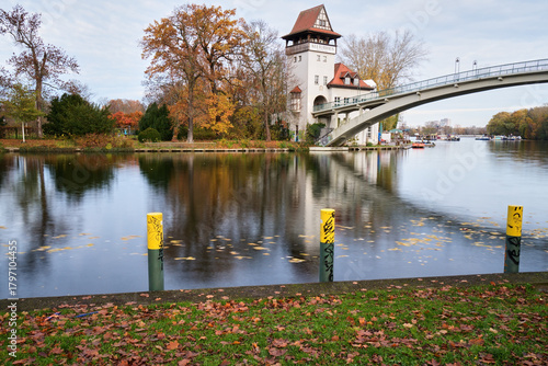 Spiegelung eines fließenden Gewässers in der Herbstlandschaft