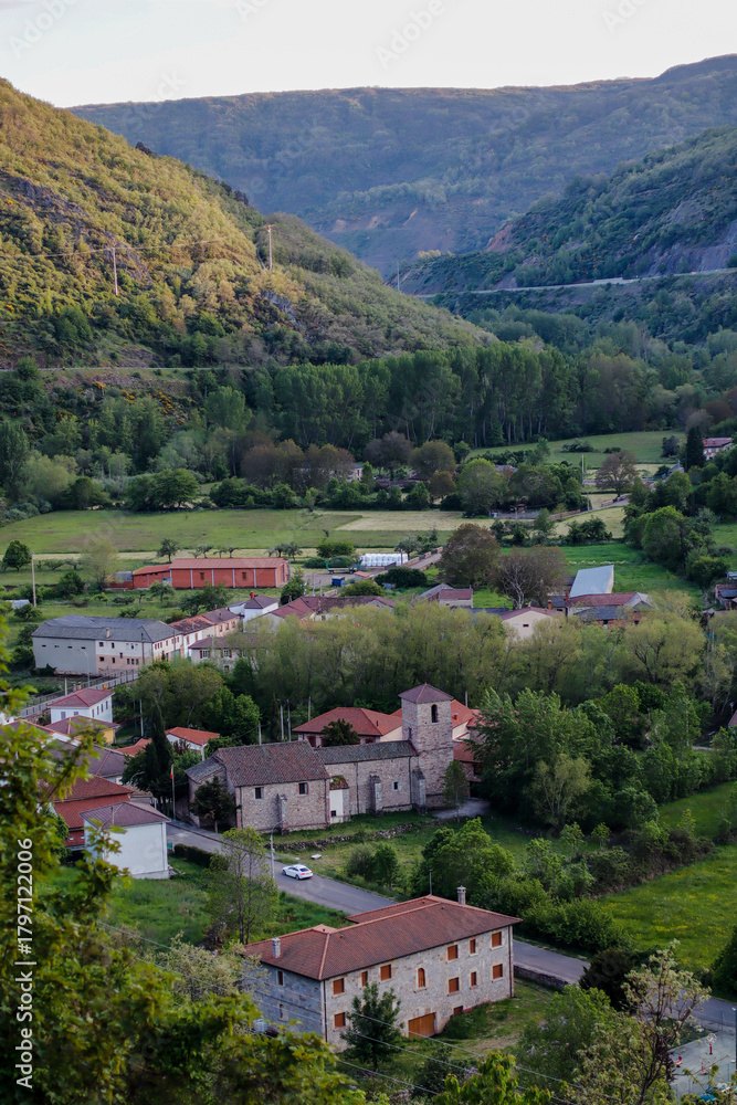 Obraz premium village among mountains