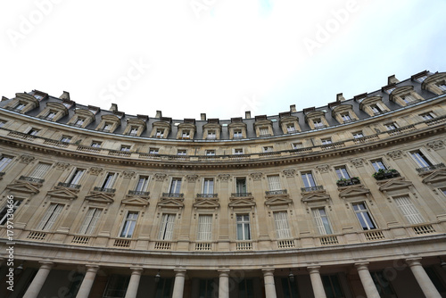 Immeuble en pierre de taille et en arc-de-cercle à Paris