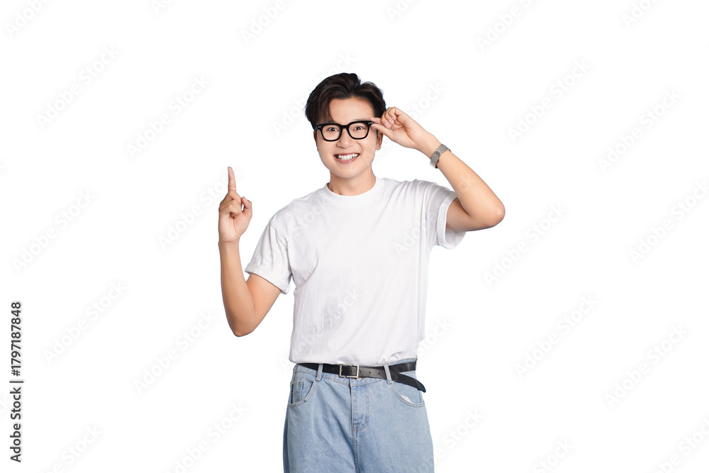 Naklejka premium Joyful Expression: A smiling individual, donned in stylish spectacles and a casual ensemble, confidently points upwards, exuding a sense of enthusiasm and vision.
