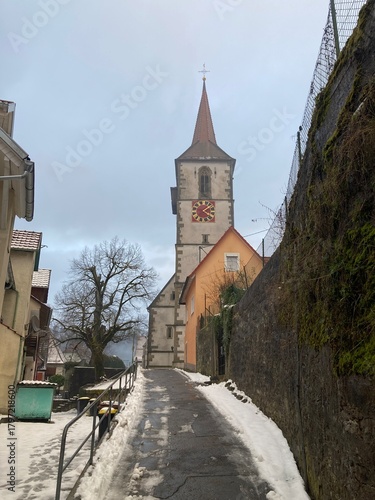 Wallpaper Mural Winterlicher Aufstieg zur Stadtkirche in Sulz am Neckar mit schneebedecktem Weg, historischem Kirchturm und ruhiger Kleinstadtatmosphäre Torontodigital.ca