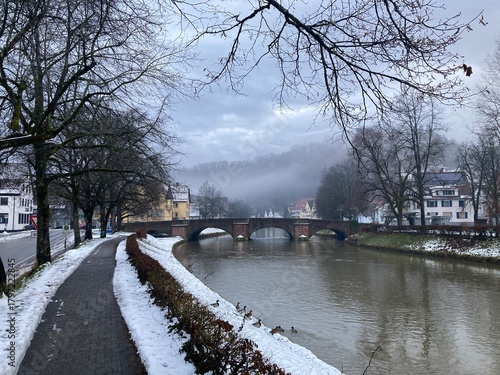Wallpaper Mural Winterlicher Uferweg am Neckar in Sulz am Neckar mit Steinbrücke, Nebel über den Hügeln und ruhiger Kleinstadtstimmung Torontodigital.ca