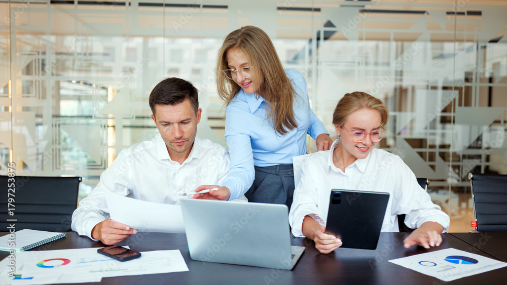 Fototapeta premium Team collaboration in an office meeting space