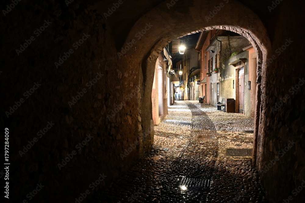 Obraz premium Gasse in Malcesine, abends
