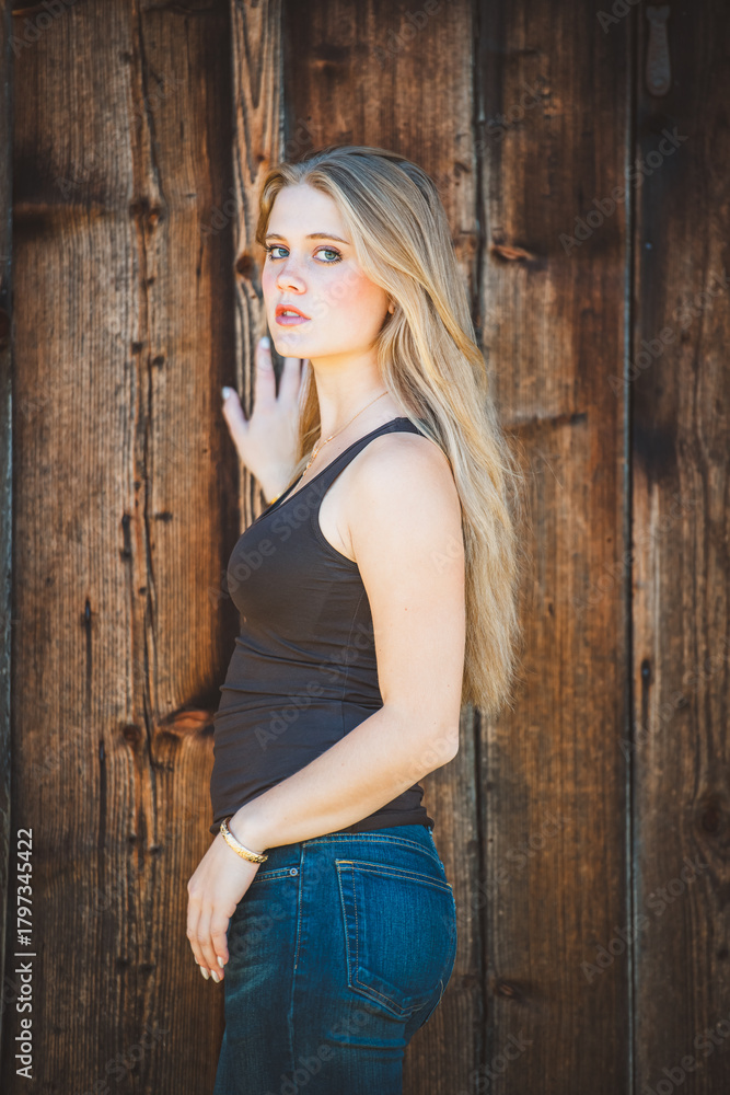 Fototapeta premium Junge Frau, blond, lange Haare