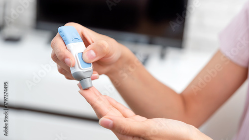 Tableau sur toile Diabetes doing blood glucose measurement.
