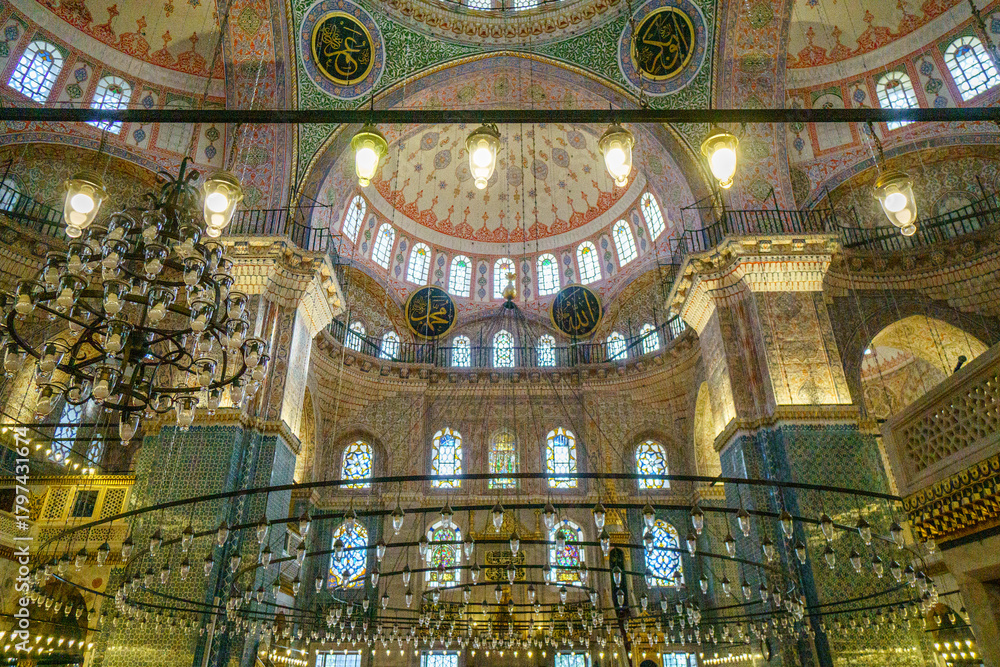 Obraz premium Interior of a historic mosque with ornate architecture and chandeliers